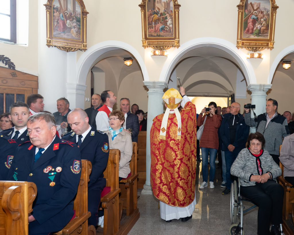 Blagoslov obnovljenih postaj križevega pota v Lahovčah; 4. maj 2023